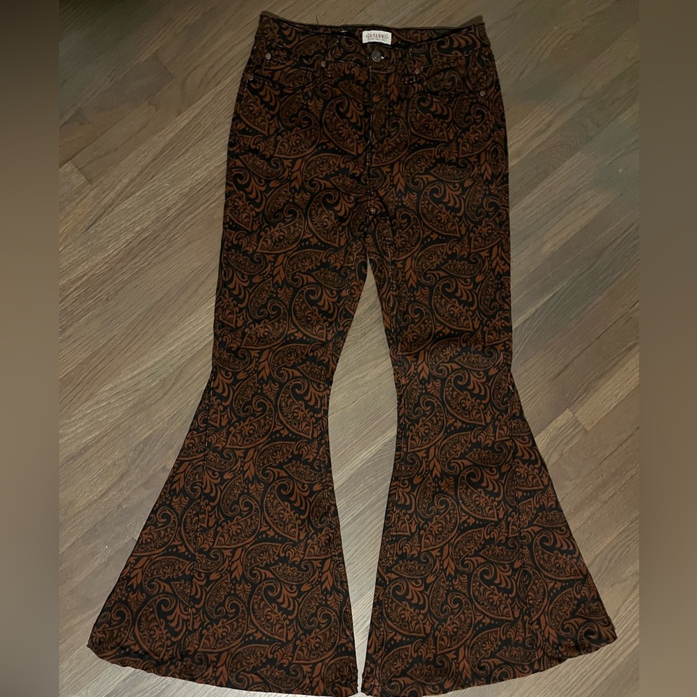 Shyanne Bell Bottom Jeans size 30